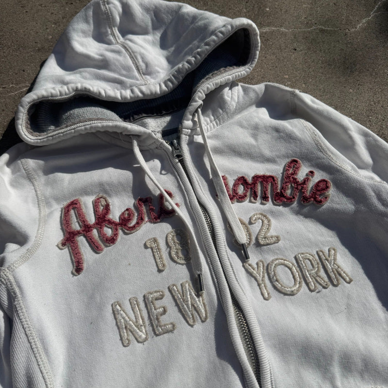 Detailansicht: Sourced limited accessories and clothes Abercrombie & Fitch grey Y2K zip hoodie – Logo, Nähte oder Material