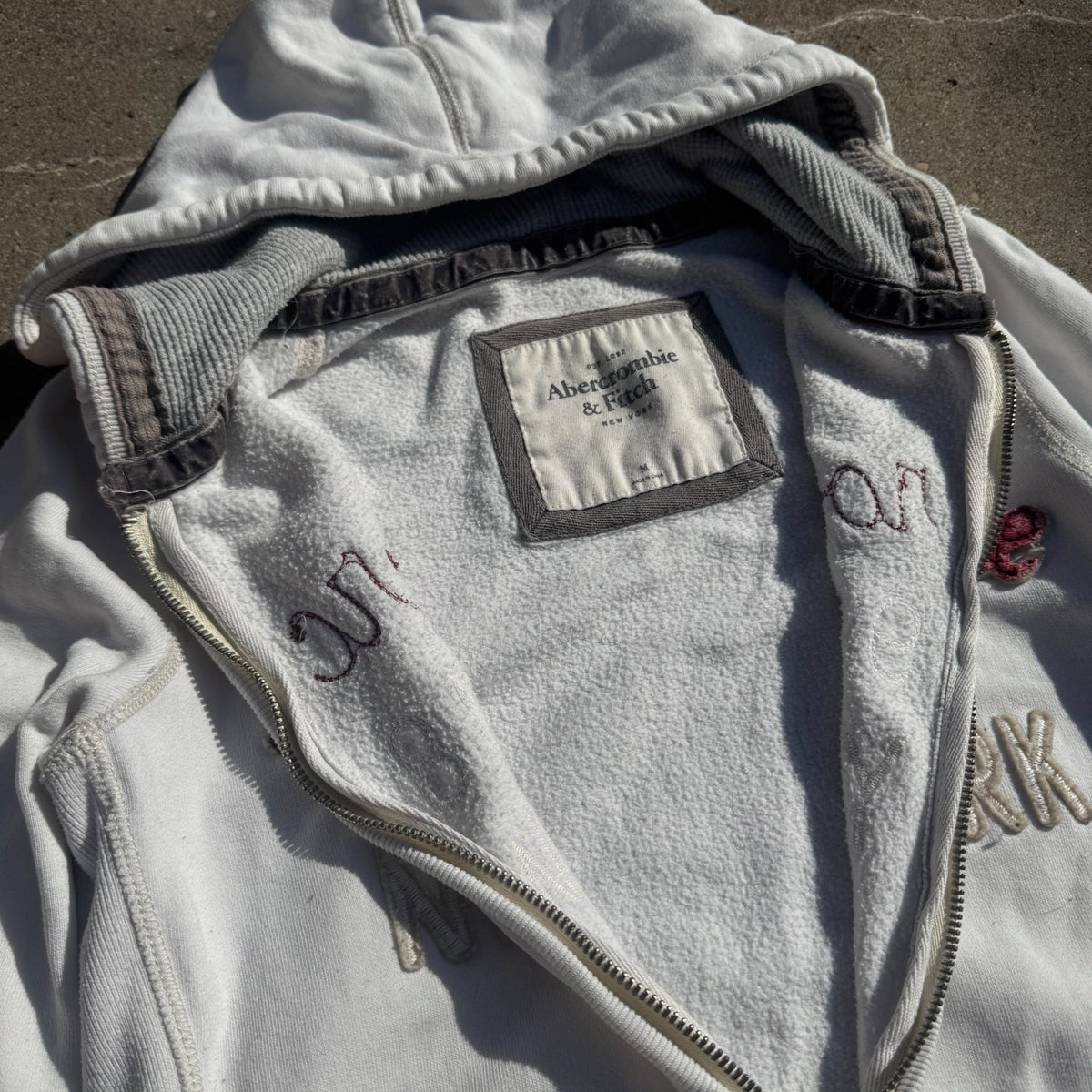 Abercrombie & Fitch grey Y2K zip hoodie – Close-up 2