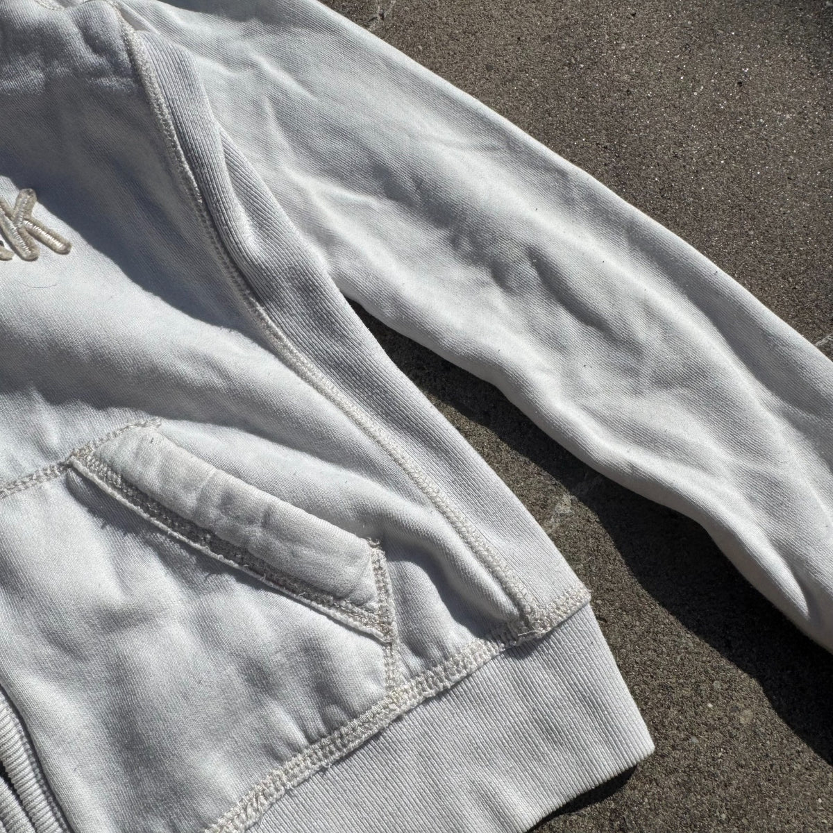 Abercrombie & Fitch grey Y2K zip hoodie – Close-up 3