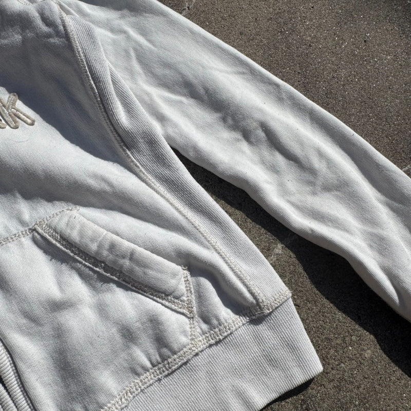 Detailansicht: Sourced limited accessories and clothes Abercrombie & Fitch grey Y2K zip hoodie – Logo, Nähte oder Material
