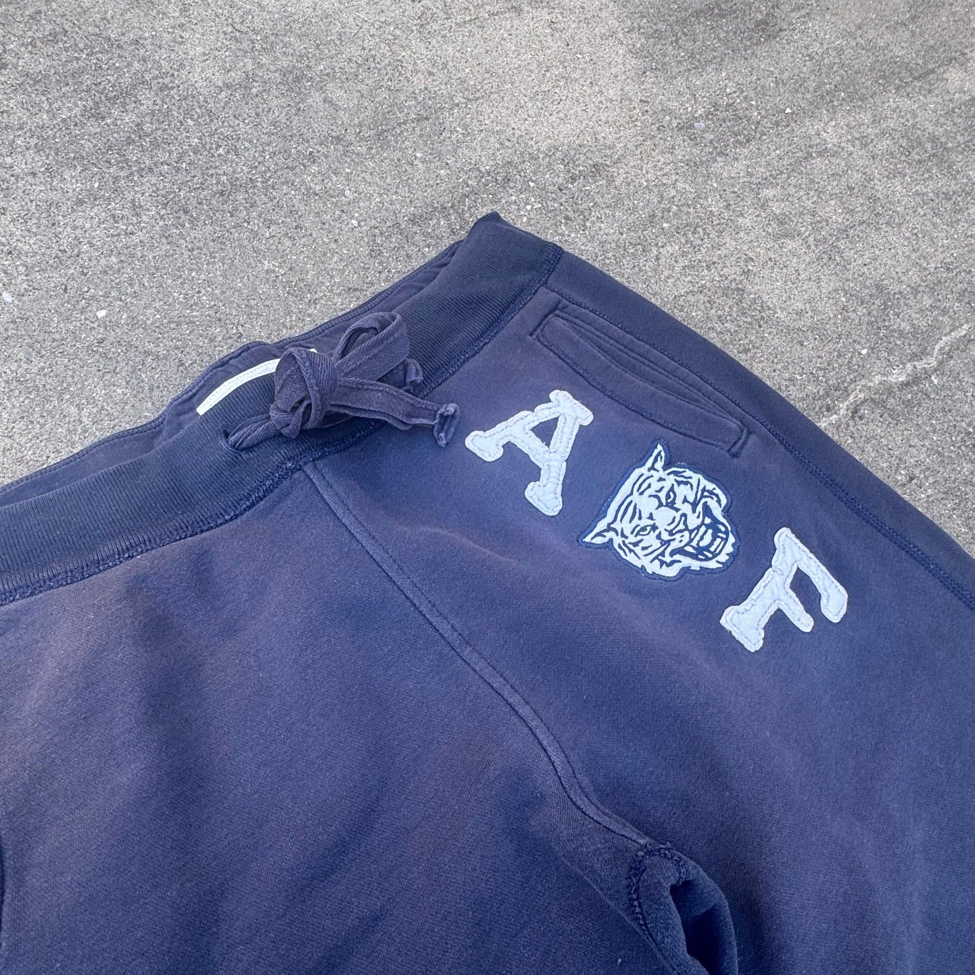 Abercrombie & Fitch Y2K blue sweatpants – Close-up 1