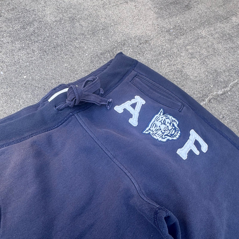 Detailansicht: Sourced limited accessories and clothes Abercrombie & Fitch Y2K blue sweatpants – Logo, Nähte oder Material