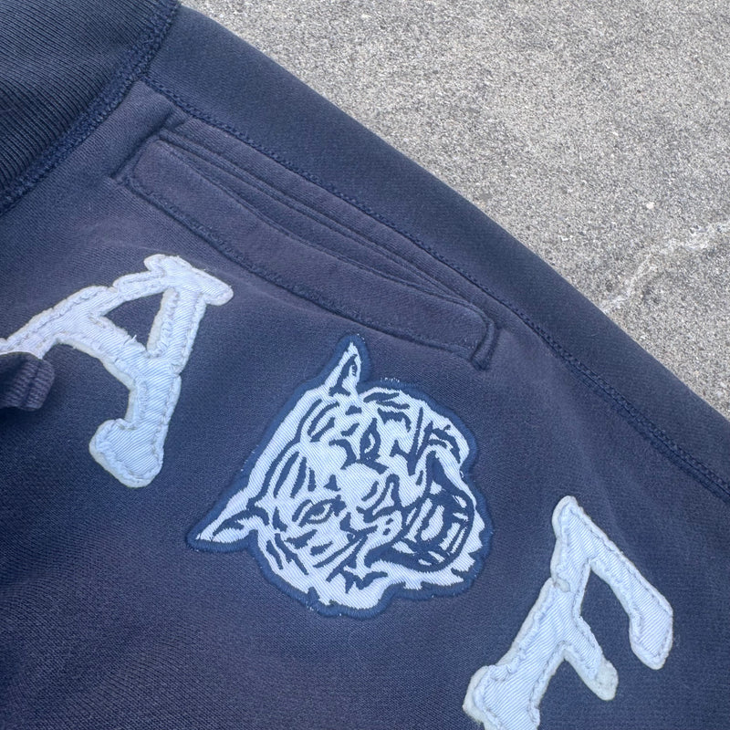 Detailansicht: Sourced limited accessories and clothes Abercrombie & Fitch Y2K blue sweatpants – Logo, Nähte oder Material
