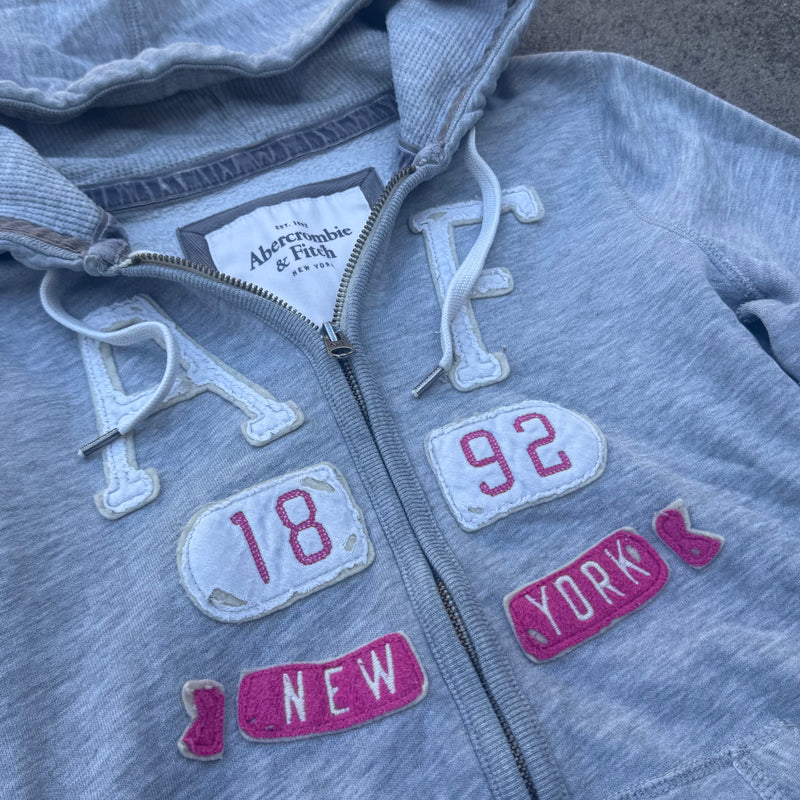 Detailansicht: Sourced limited accessories and clothes Abercrombie & Fitch Y2K grey zip-up hoodie – Logo, Nähte oder Material