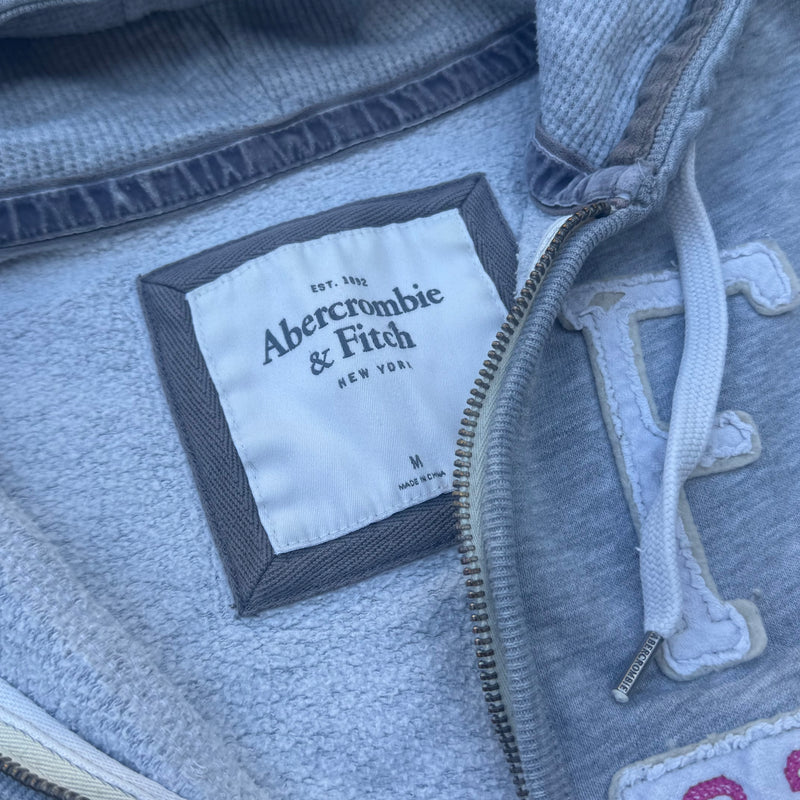 Detailansicht: Sourced limited accessories and clothes Abercrombie & Fitch Y2K grey zip-up hoodie – Logo, Nähte oder Material