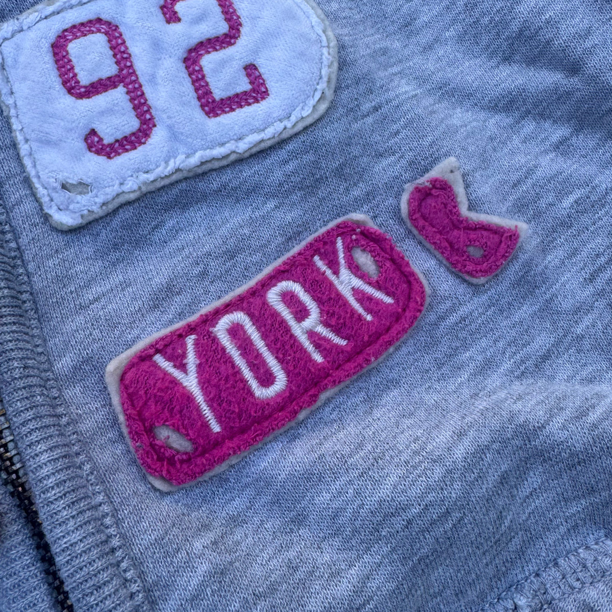 Abercrombie & Fitch Y2K grey zip-up hoodie – Close-up 3