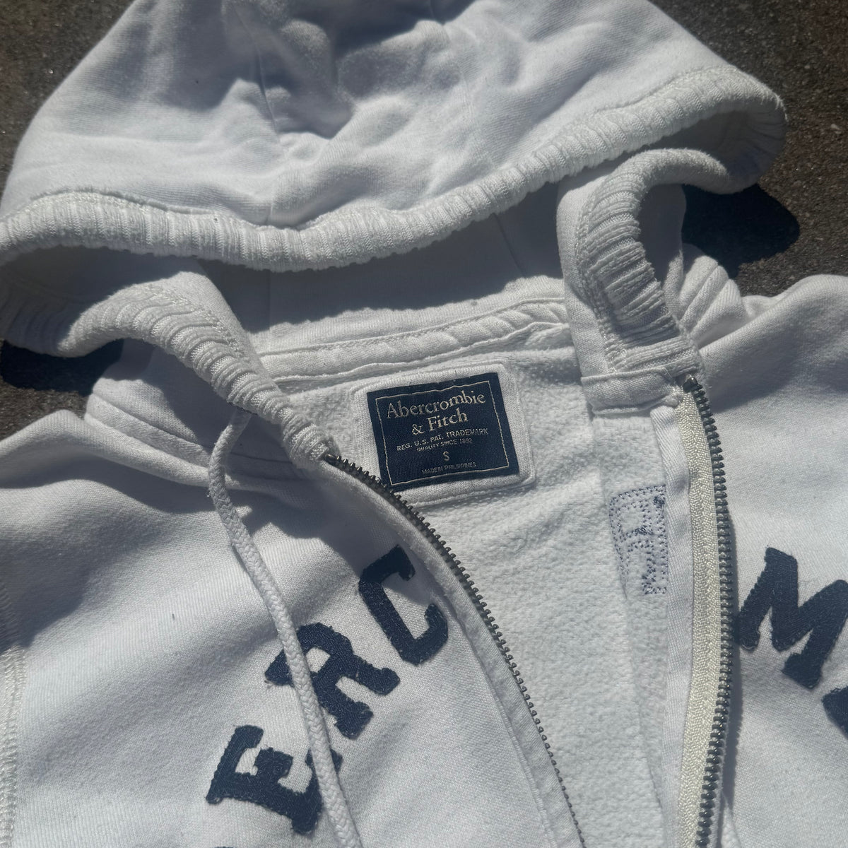 Abercrombie & Fitch Y2K white zip-up hoodie – Close-up 1