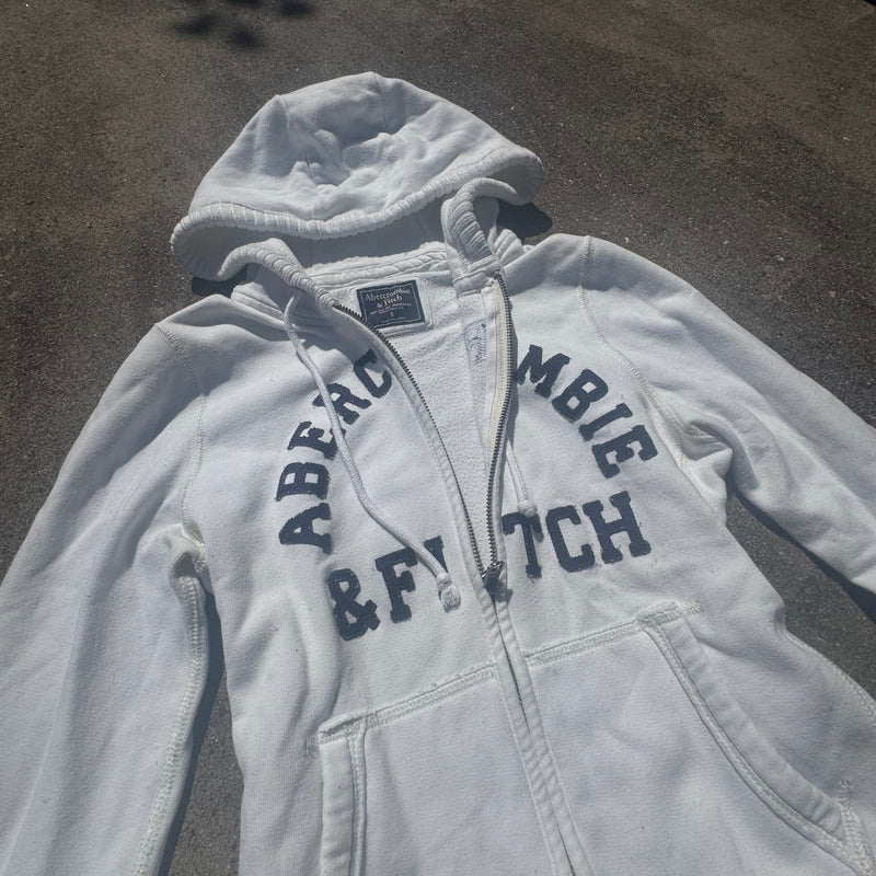 Detailansicht: Sourced limited accessories and clothes Abercrombie & Fitch Y2K white zip-up hoodie – Logo, Nähte oder Material