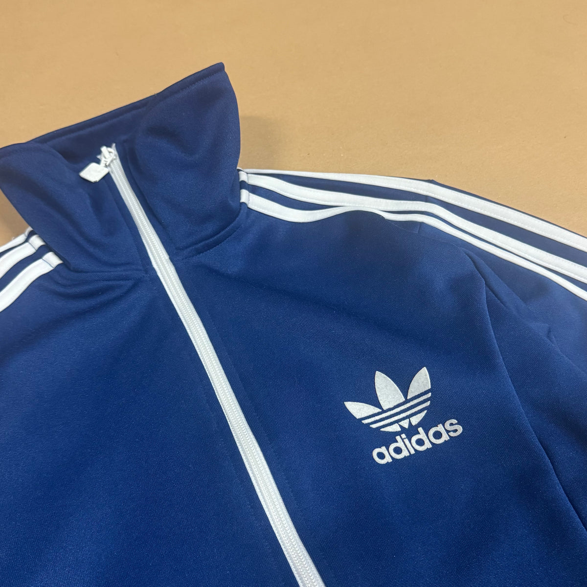 Adidas 90s vintage blue track jacket – Close-up 1