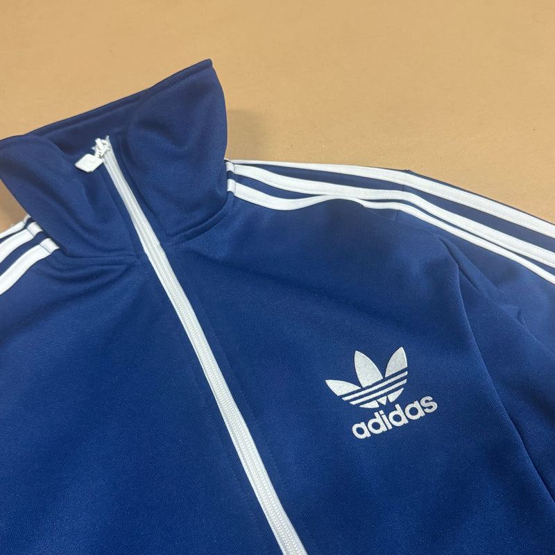 Detailansicht: Sourced limited accessories and clothes Adidas 90s vintage blue track jacket – Logo, Nähte oder Material