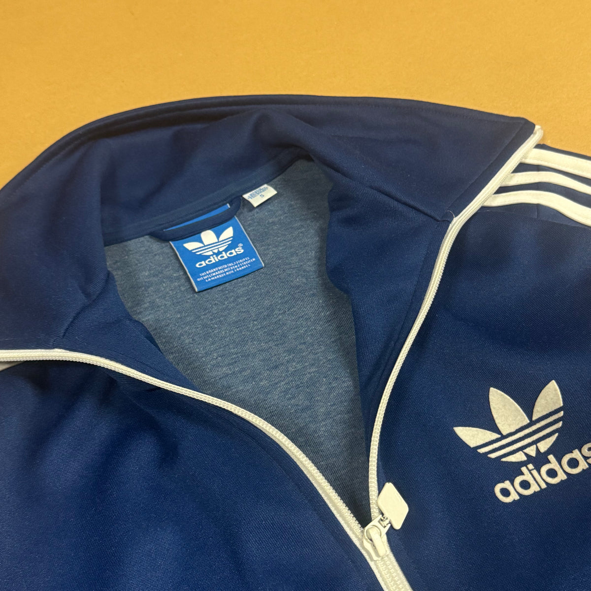 Adidas 90s vintage blue track jacket – Close-up 2