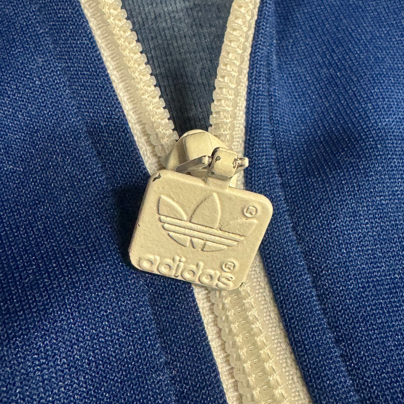 Detailansicht: Sourced limited accessories and clothes Adidas 90s vintage blue track jacket – Logo, Nähte oder Material