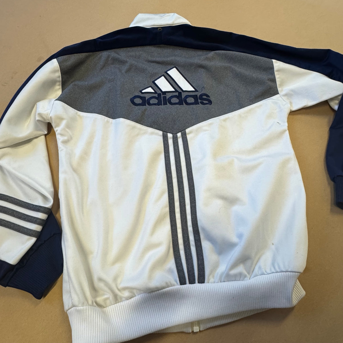 Adidas 90s vintage white track jacket – Close-up 1