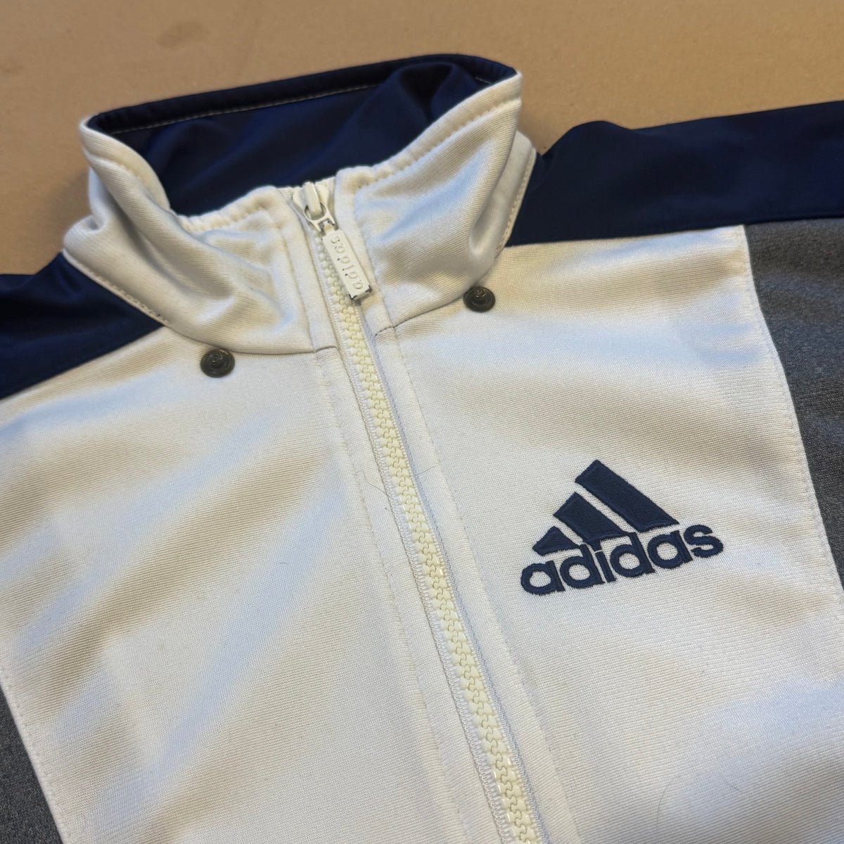 Adidas 90s vintage white track jacket – Close-up 2