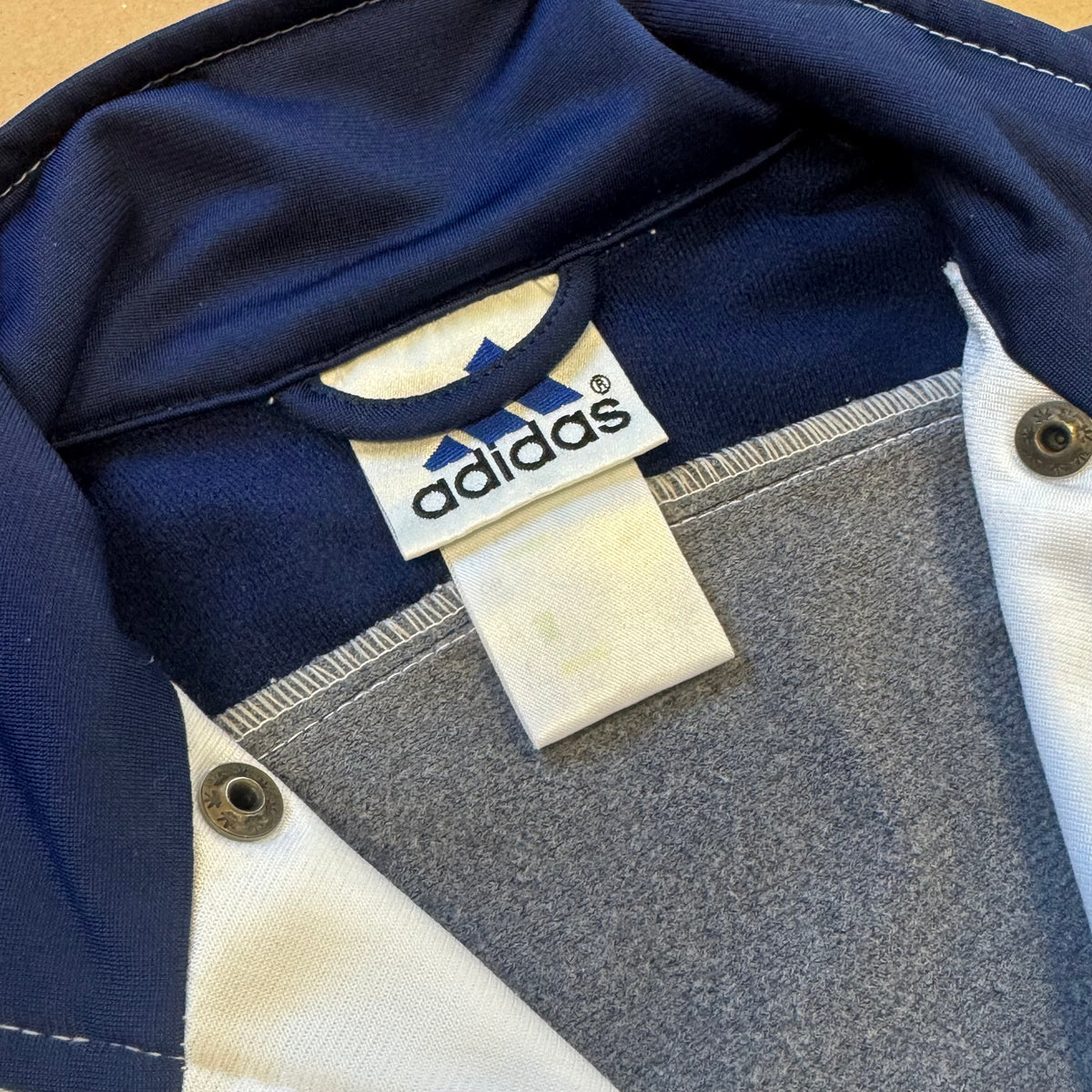 Adidas 90s vintage white track jacket – Close-up 3