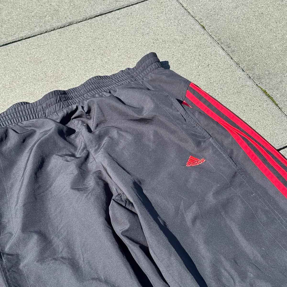Adidas baggy black track pants – Close-up 1