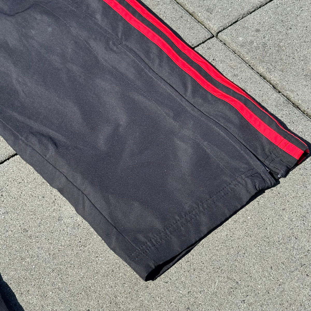 Adidas baggy black track pants – Close-up 2