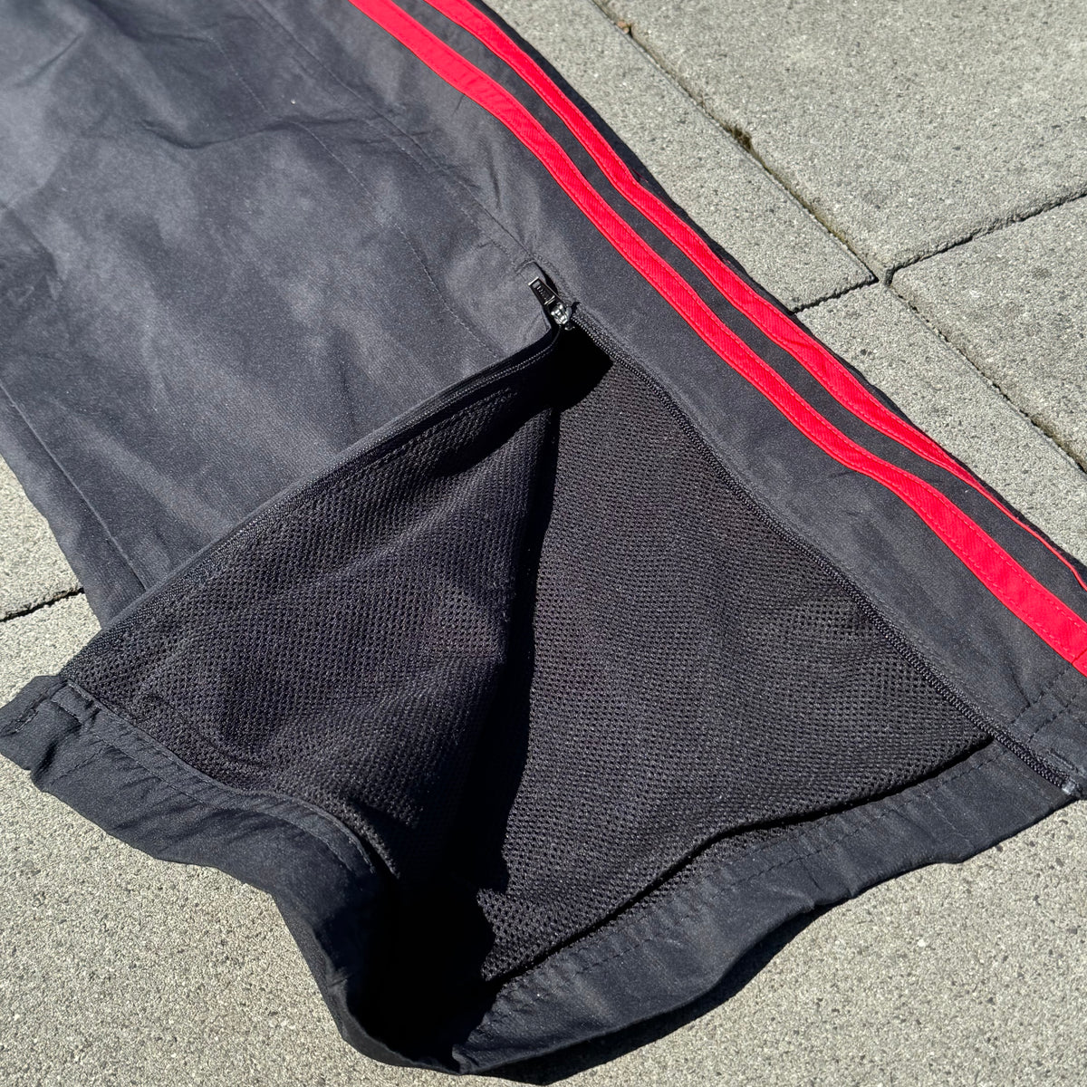 Adidas baggy black track pants – Close-up 3