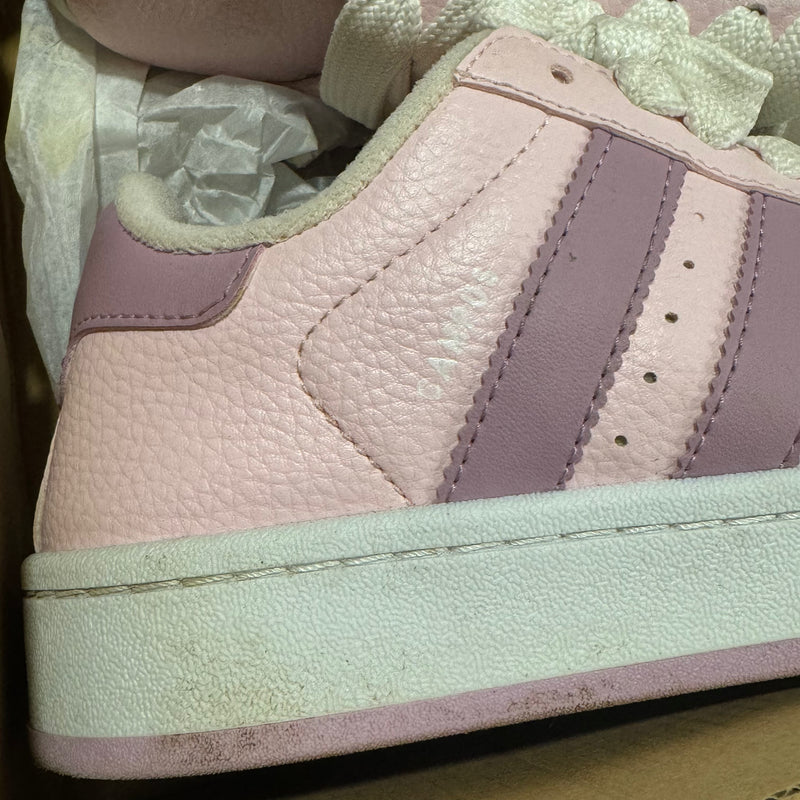 Detailansicht: Sourced limited accessories and clothes Adidas Campus pink sneakers – Logo, Nähte oder Material
