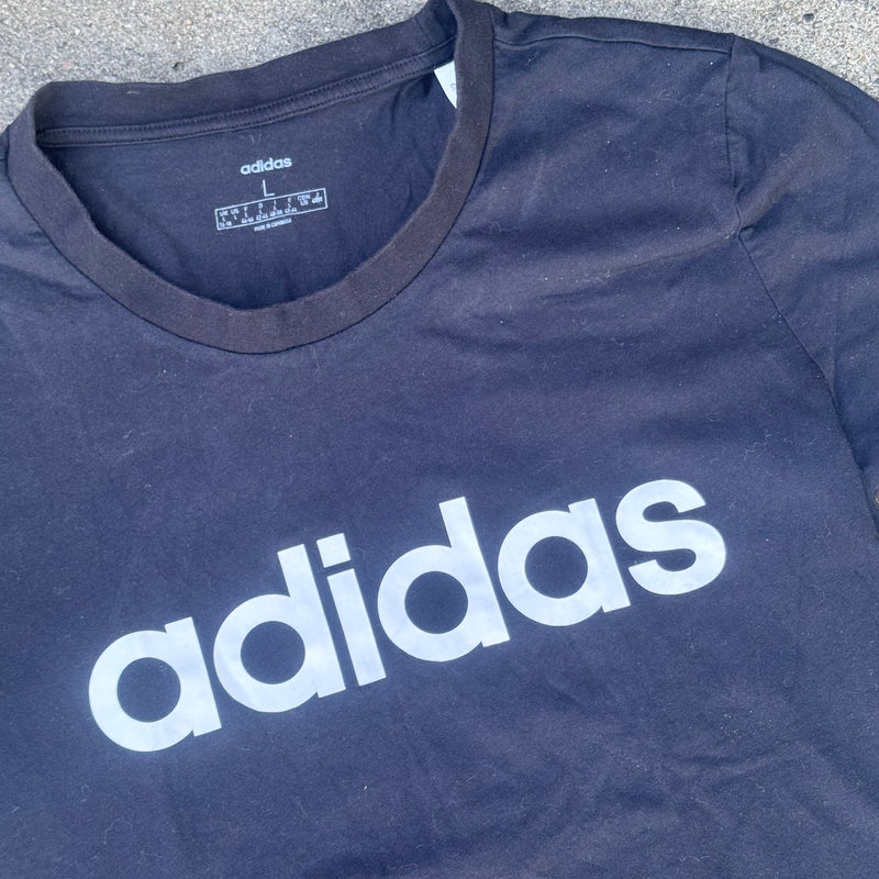 Detailansicht: Sourced limited accessories and clothes Adidas classic womens t-shirt – Logo, Nähte oder Material