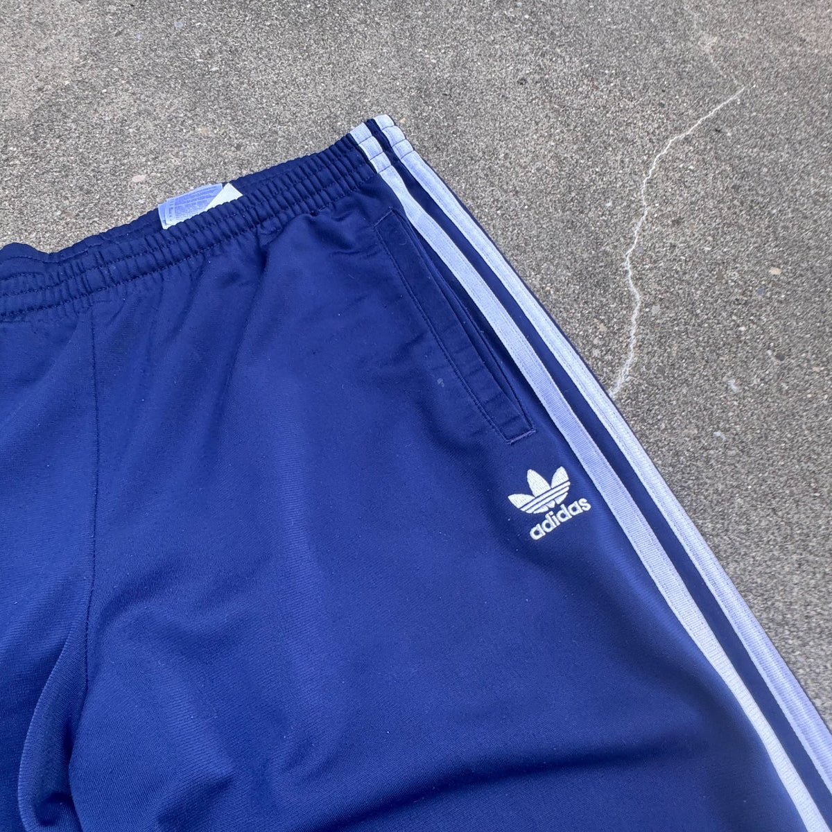 Adidas Firebird retro Y2K track pants – Close-up 1
