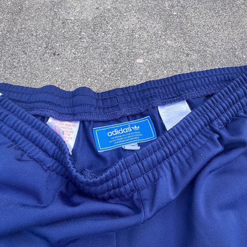 Detailansicht: Sourced limited accessories and clothes Adidas Firebird retro Y2K track pants – Logo, Nähte oder Material