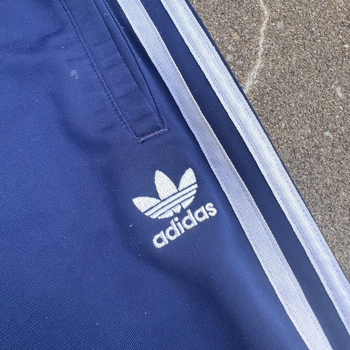 Adidas Firebird retro Y2K track pants – Close-up 3