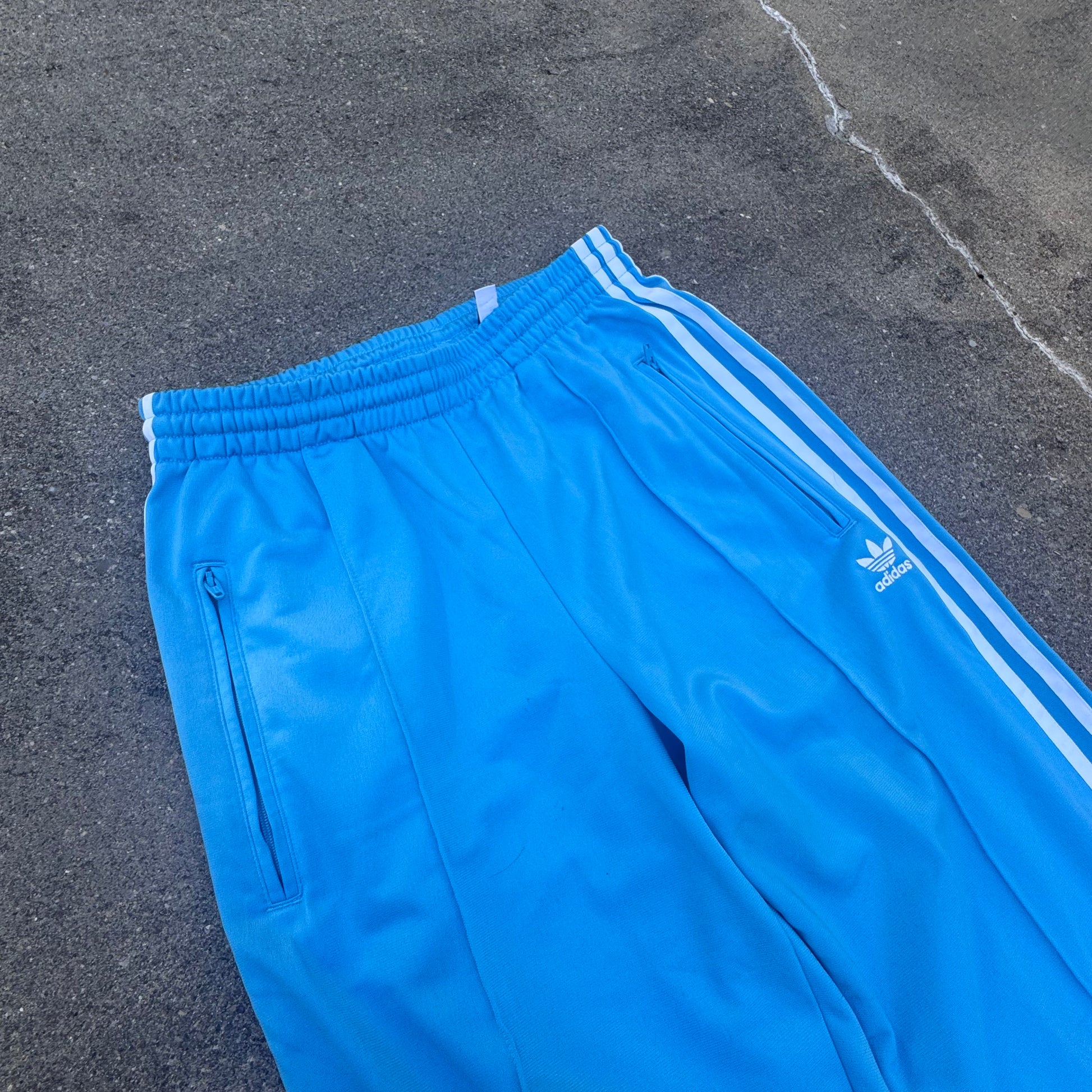 Adidas Firebird Y2K light blue track pants – Close-up 1