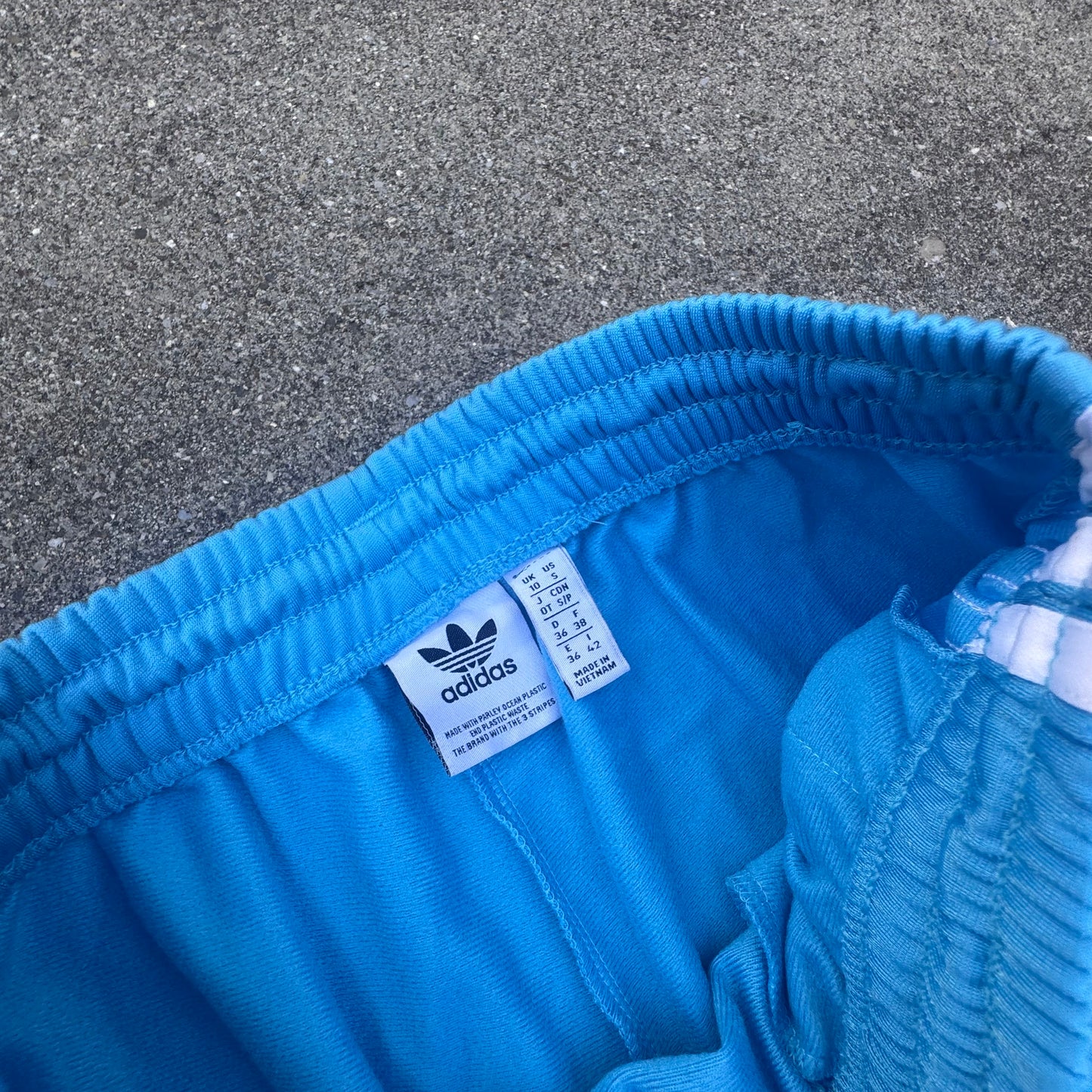 Adidas Firebird Y2K light blue track pants – Close-up 2