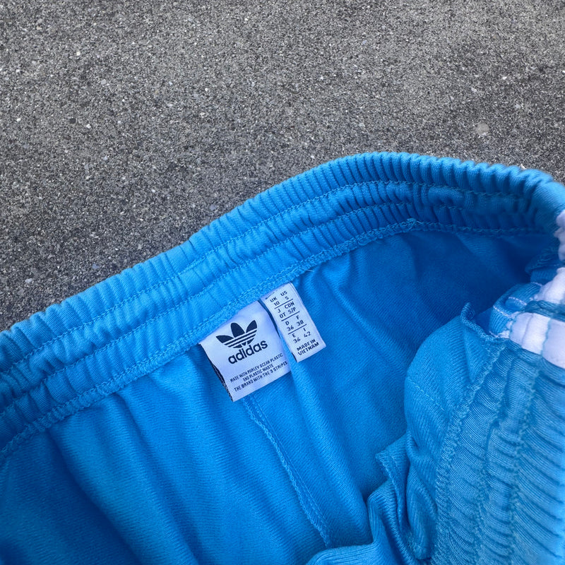 Detailansicht: Sourced limited accessories and clothes Adidas Firebird Y2K light blue track pants – Logo, Nähte oder Material