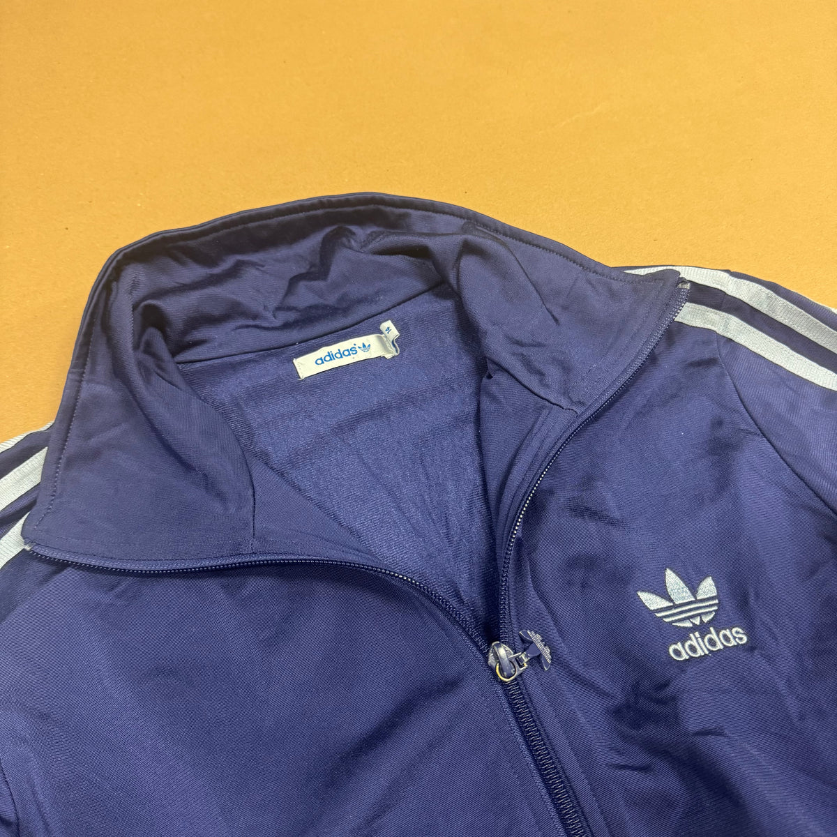 Adidas Firebird y2k purple track jacket – Close-up 1