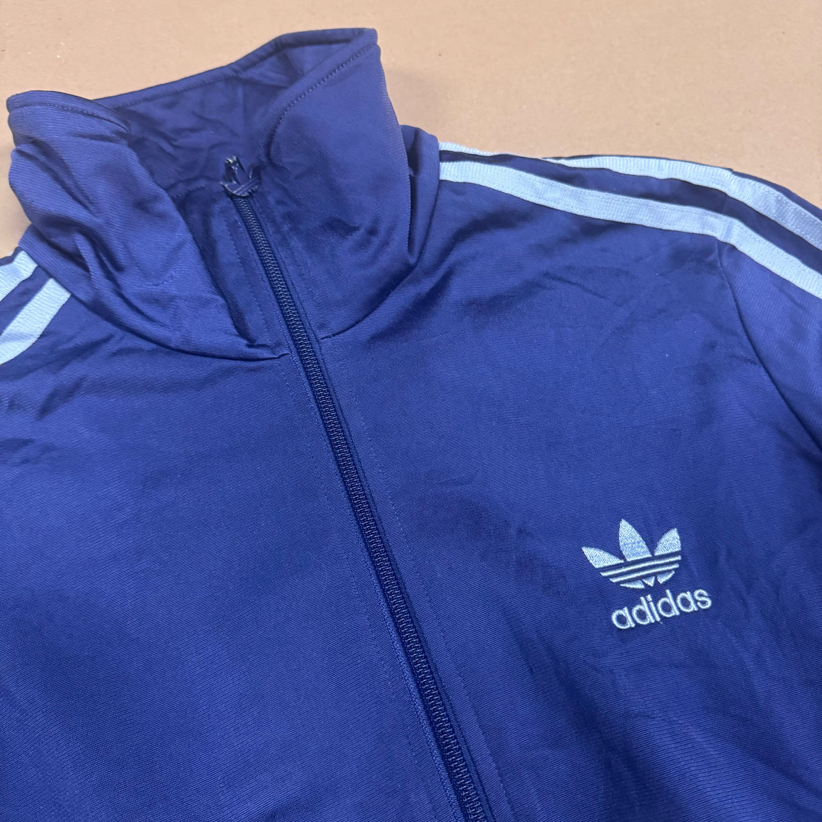 Adidas Firebird y2k purple track jacket – Close-up 3