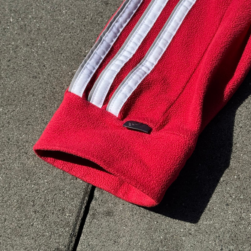 Detailansicht: Sourced limited accessories and clothes Adidas fleece jacket three stripes – Logo, Nähte oder Material