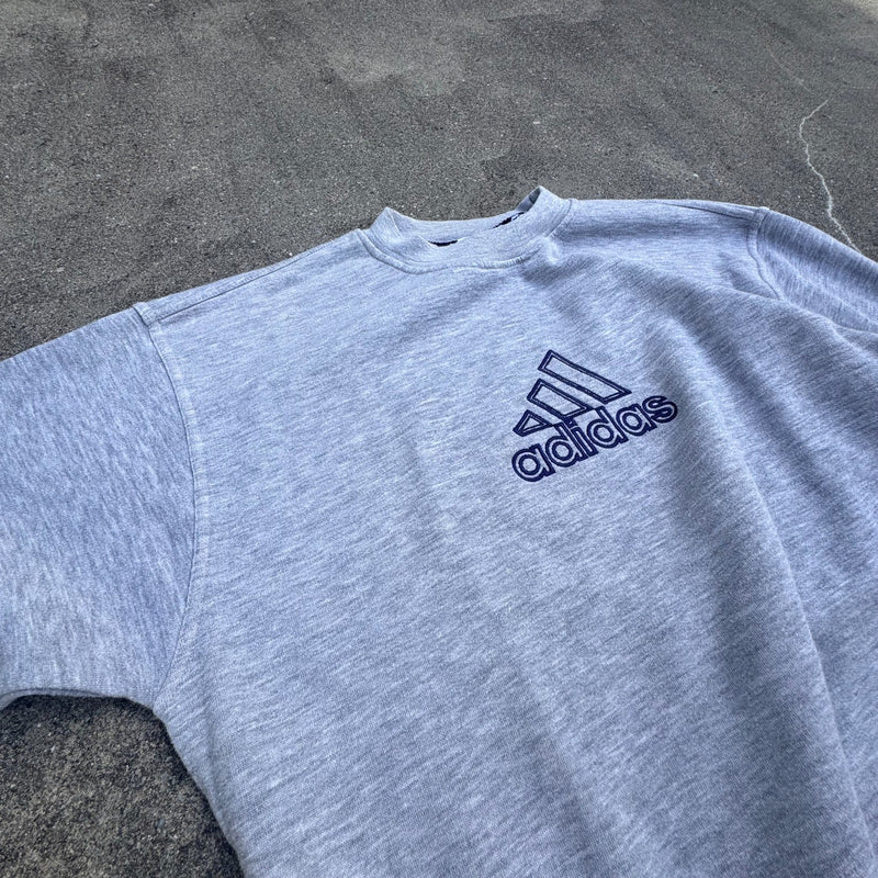 Detailansicht: Sourced limited accessories and clothes Adidas grey streetwear 00s sweatshirt – Logo, Nähte oder Material