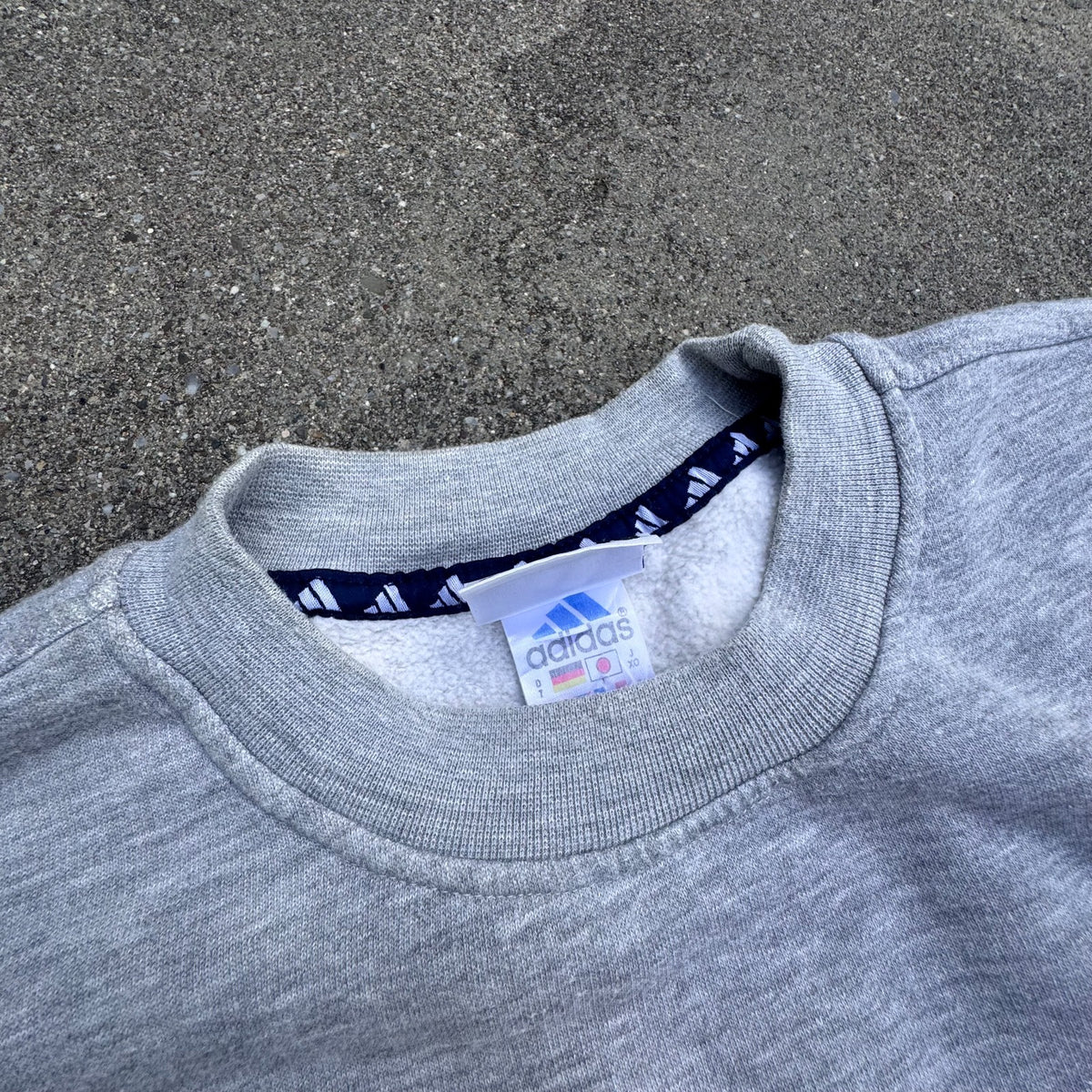 Adidas grey streetwear 00s sweatshirt – Close-up 2