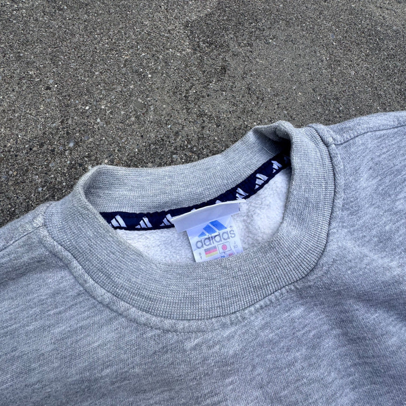 Detailansicht: Sourced limited accessories and clothes Adidas grey streetwear 00s sweatshirt – Logo, Nähte oder Material