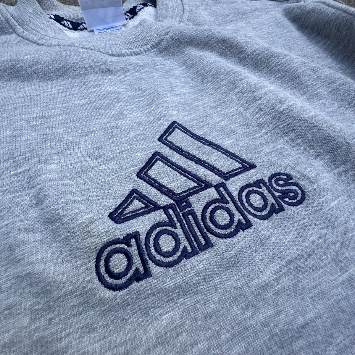Adidas grey streetwear 00s sweatshirt – Close-up 3