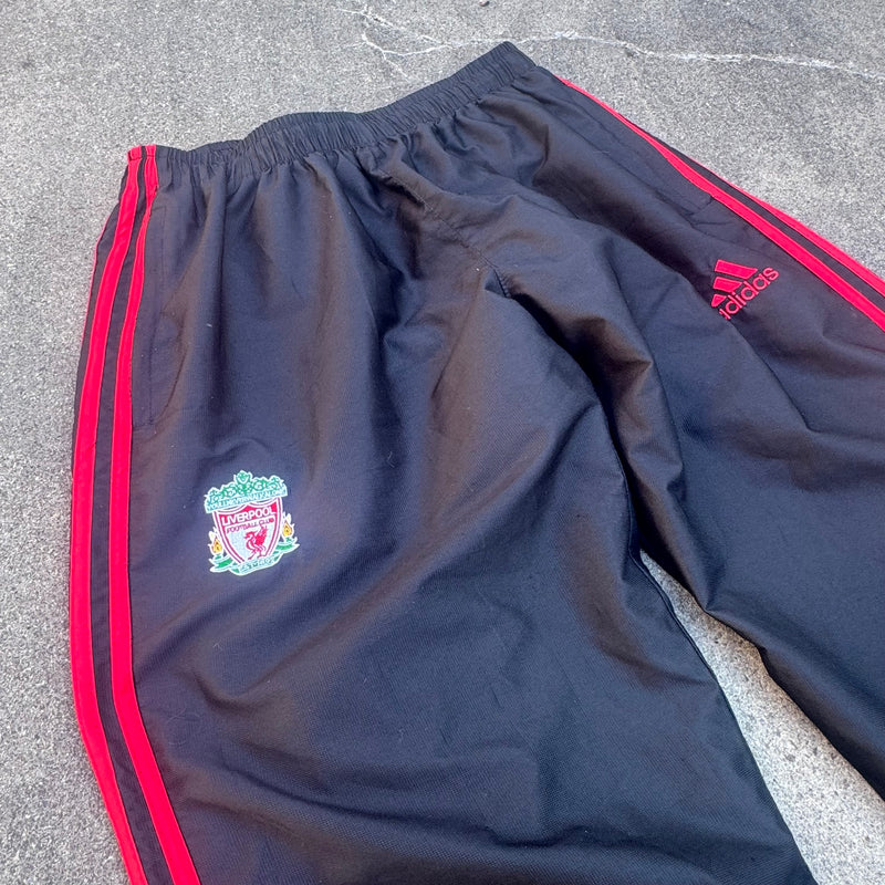 Detailansicht: Sourced limited accessories and clothes Adidas Liverpool FC baggy track pants – Logo, Nähte oder Material
