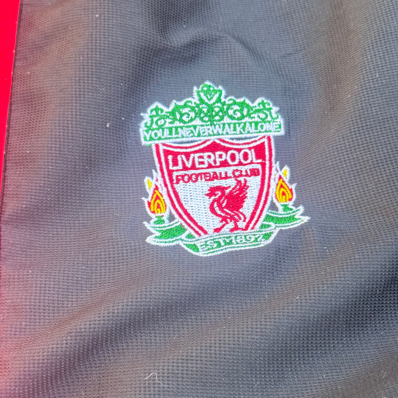 Detailansicht: Sourced limited accessories and clothes Adidas Liverpool FC baggy track pants – Logo, Nähte oder Material