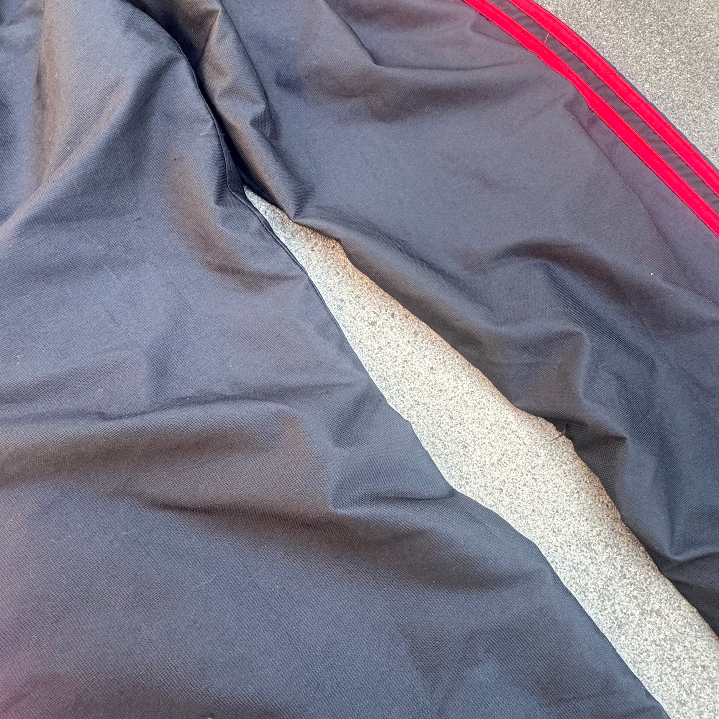 Adidas Liverpool FC baggy track pants – Close-up 3