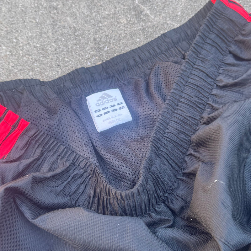 Detailansicht: Sourced limited accessories and clothes Adidas Liverpool FC baggy track pants – Logo, Nähte oder Material