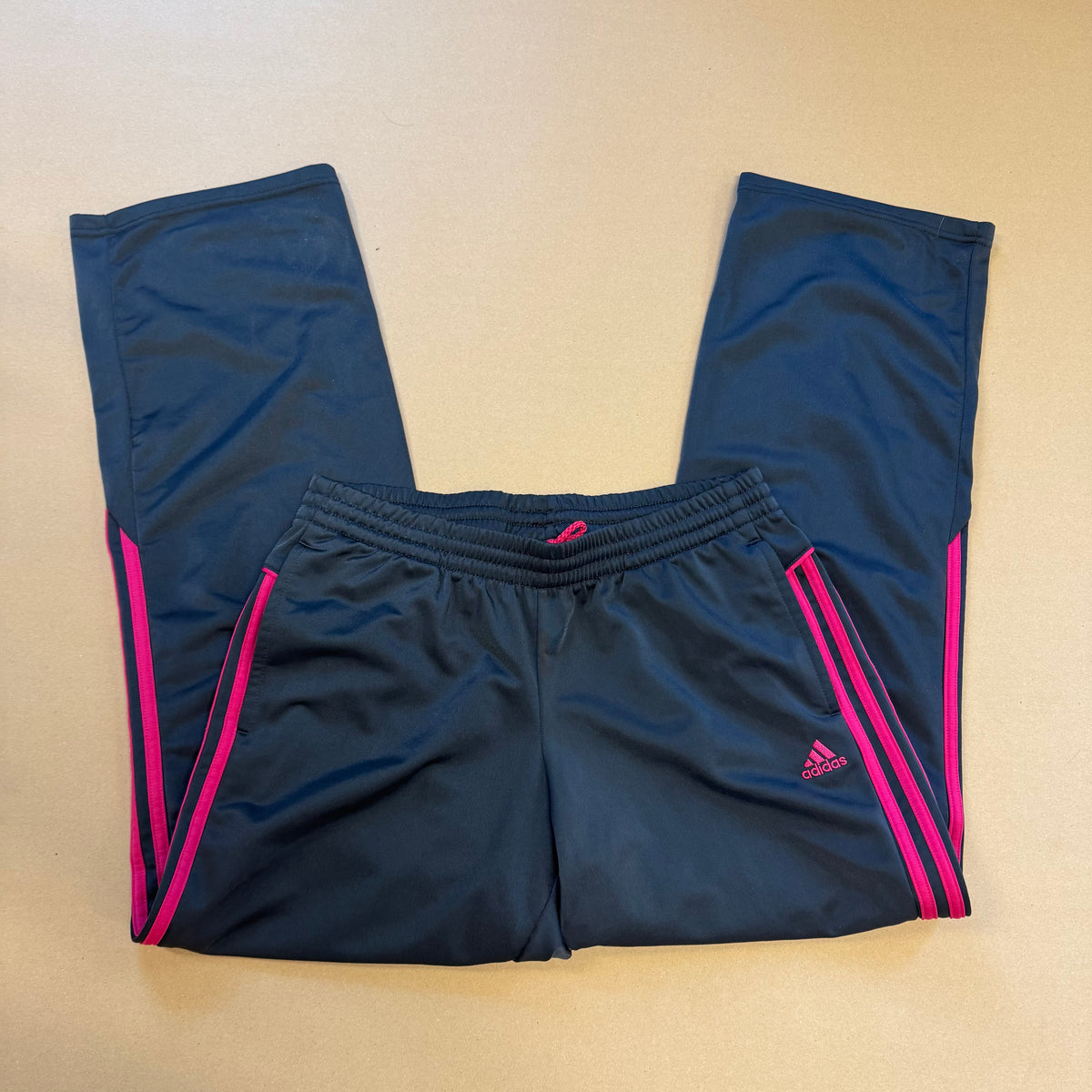 Adidas pink stripes vintage trackpants – Close-up 2