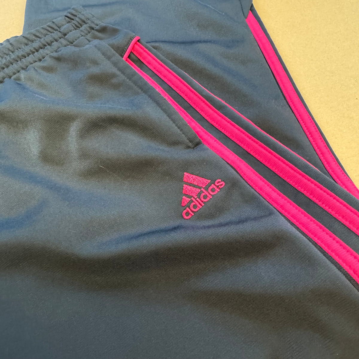 Adidas pink stripes vintage trackpants – Close-up 3