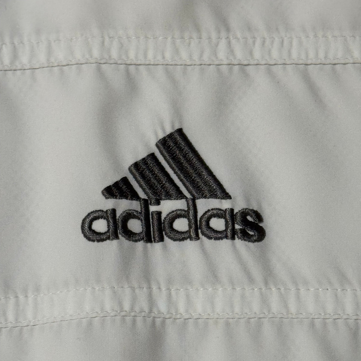 Adidas raincoat vintage – Close-up 1
