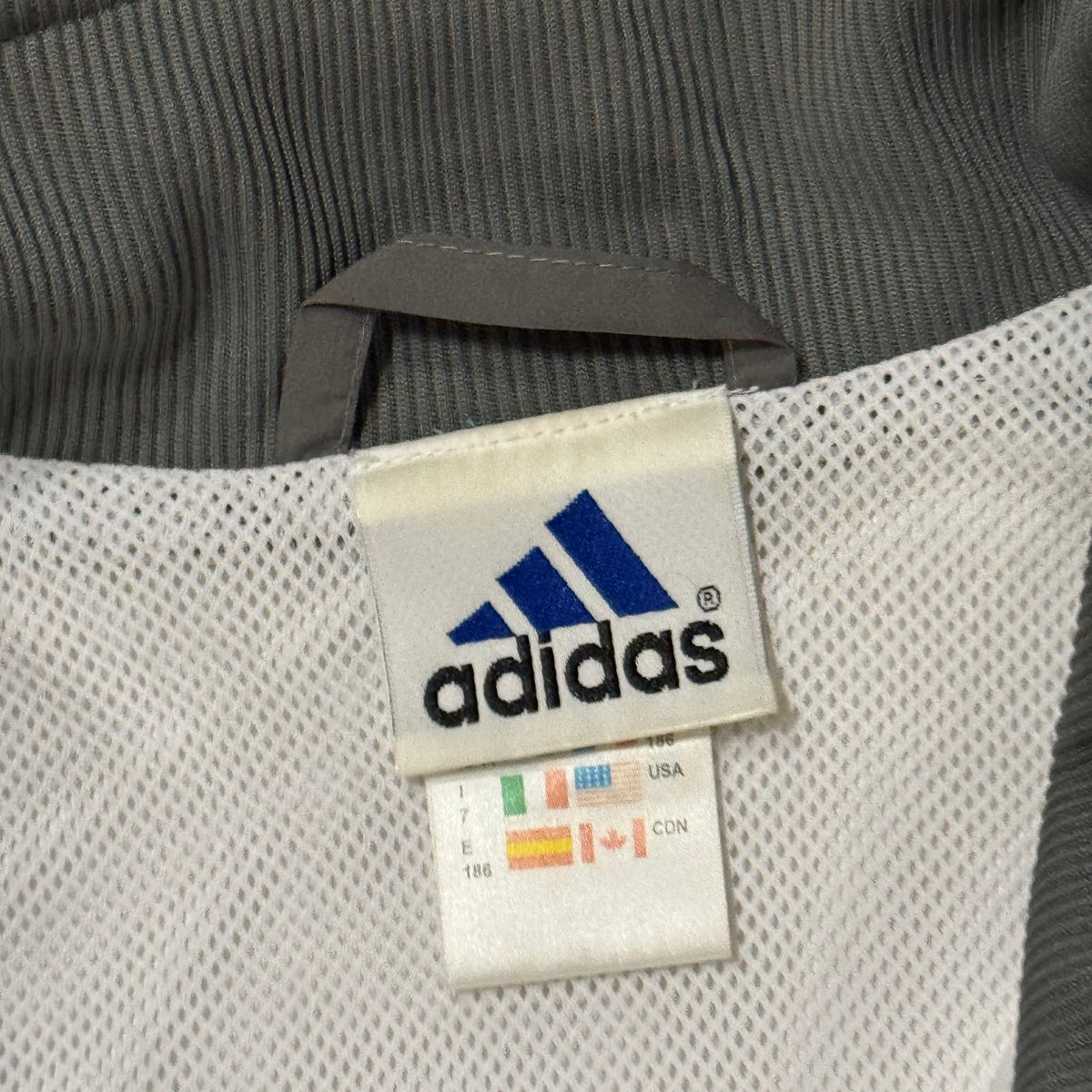 Adidas raincoat vintage – Close-up 2