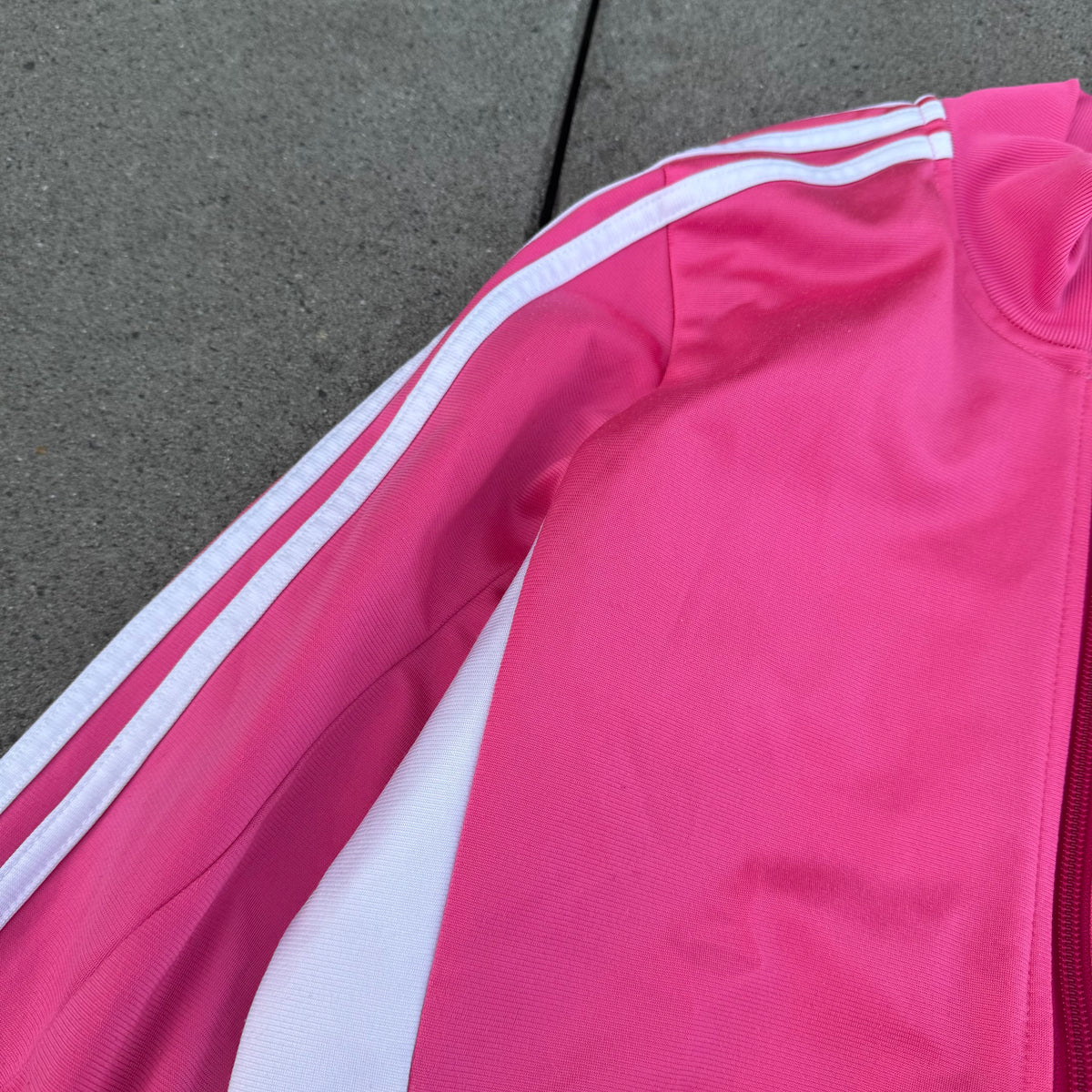 Adidas retro Y2K pink track jacket – Close-up 2