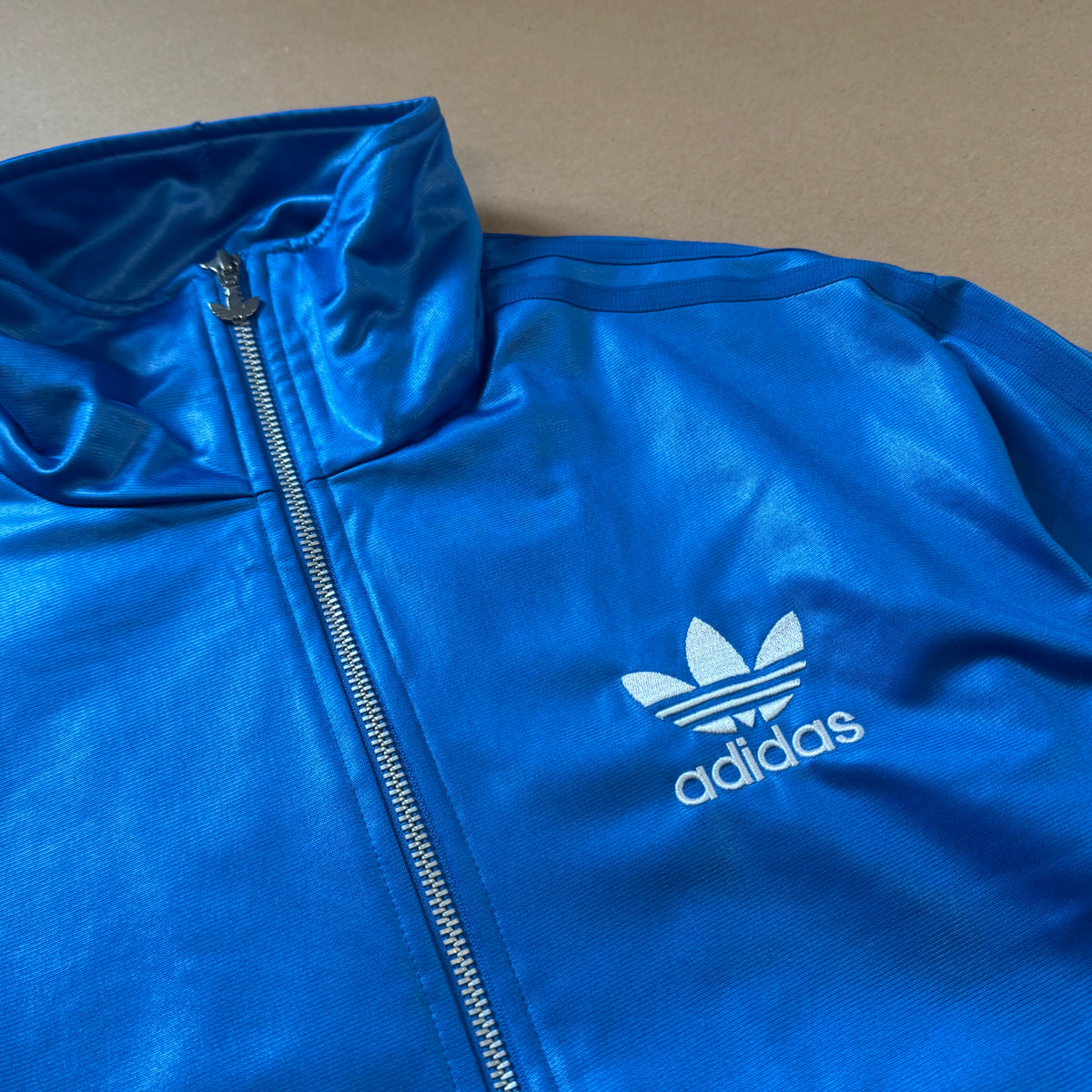 Adidas shiny blue Y2K track jacket – Close-up 1