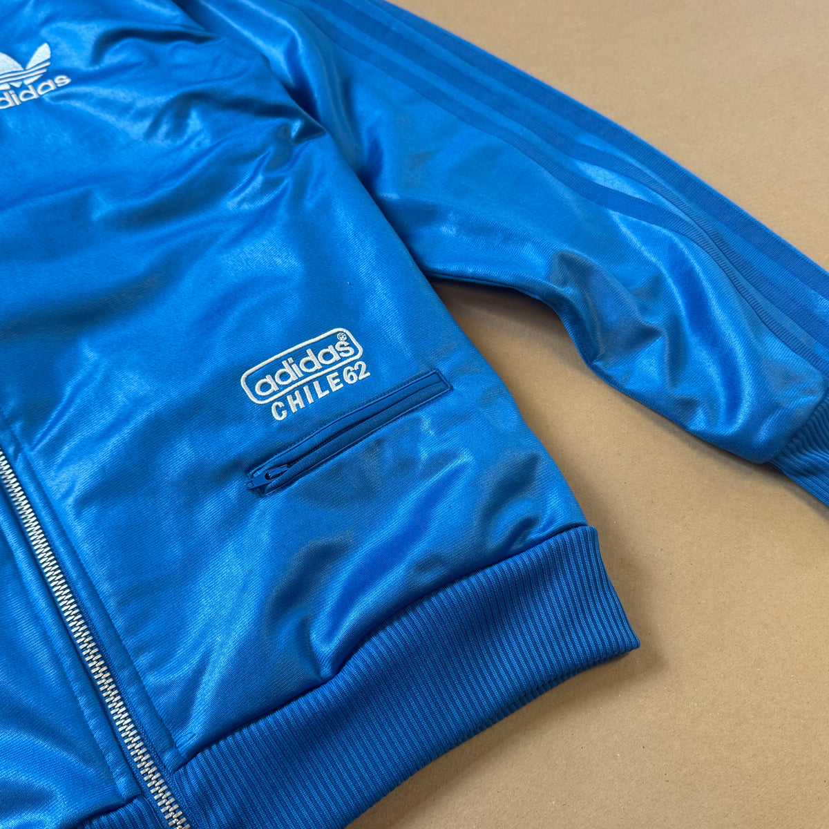 Adidas shiny blue Y2K track jacket – Close-up 2