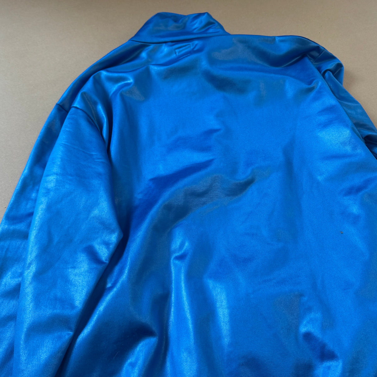 Adidas shiny blue Y2K track jacket – Close-up 3