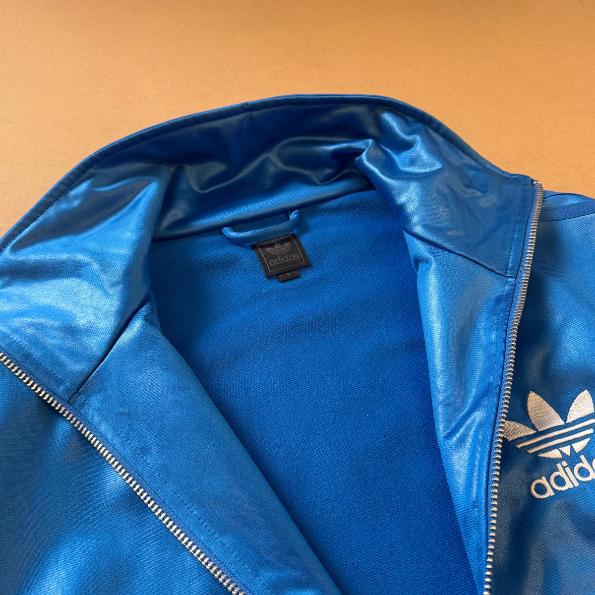 Adidas shiny blue Y2K track jacket – Close-up 4